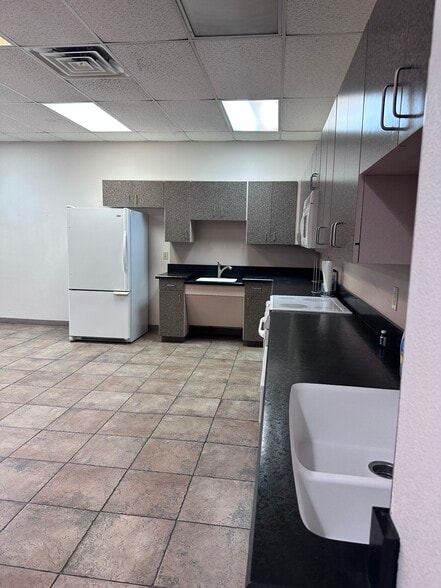 More Photos Of 4809 W Loop 289, Lubbock Warehouse For Lease