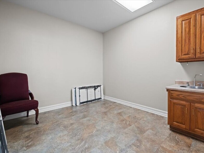 More Photos Of 123 Medical Dr, Palestine Healthcare For Sale