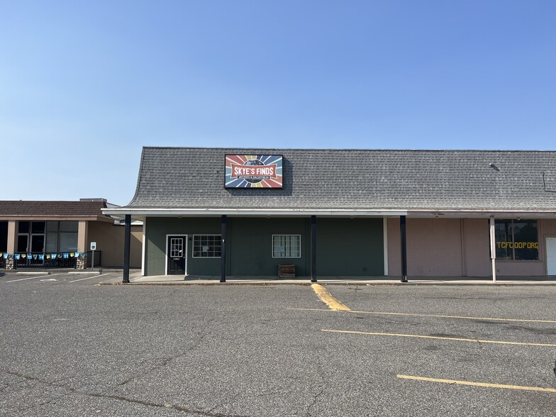 Primary Photo Of 1422 Jadwin Ave, Richland Health Club For Lease