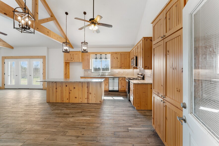 More Photos Of 9702 Surrey Ln, Richmond Light Distribution For Sale