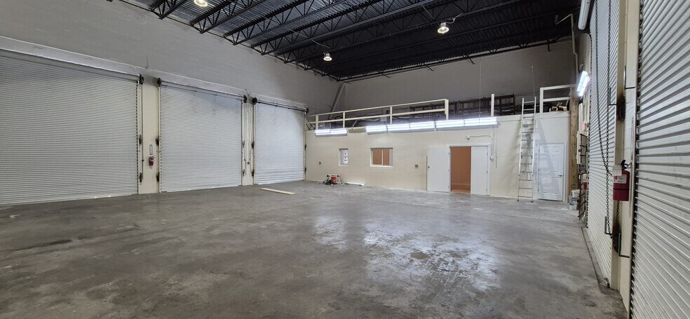 More Photos Of 900 Ceitus Ter, Cape Coral Warehouse For Lease