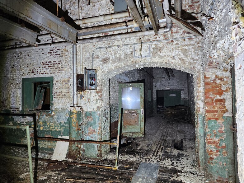 More Photos Of 20th AVE, Valley Light Manufacturing For Sale