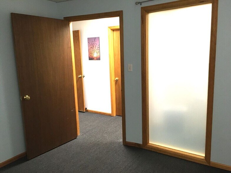 More Photos Of 423 Main St, Windsor Office For Lease
