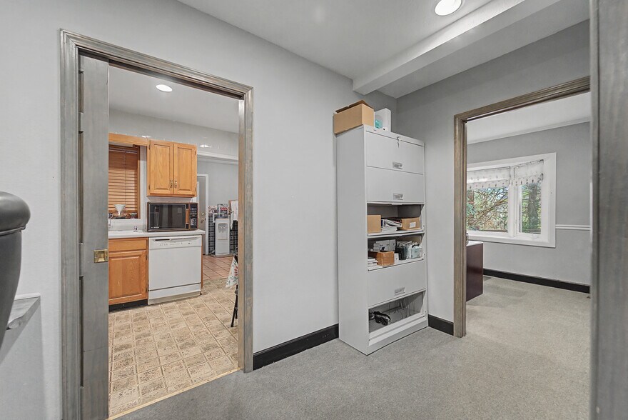 More Photos Of 156 White Oak St, Franklin Medical For Sale