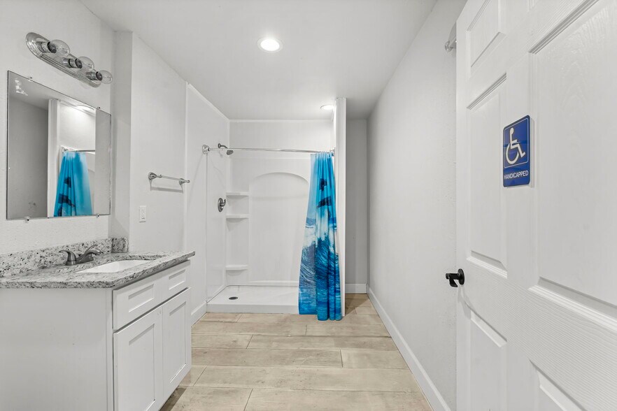 More Photos Of 5907 Sr-22, Panama City Funeral Home For Lease