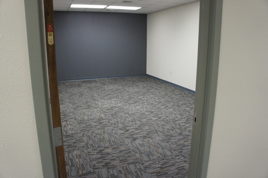 More Photos Of 3505 W Admiral Doyle Dr, New Iberia Flex For Lease