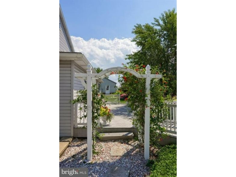 More Photos Of 240 Railroad Ave, Bird In Hand Flex For Sale