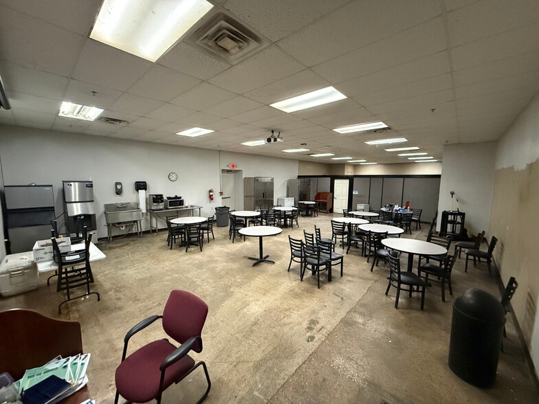 More Photos Of 801 S Main St, Dumas Manufacturing For Sale