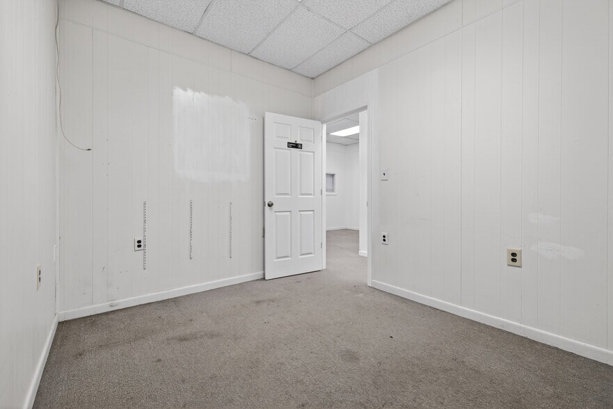 More Photos Of 300 Taugwonk Rd, Stonington Warehouse For Lease