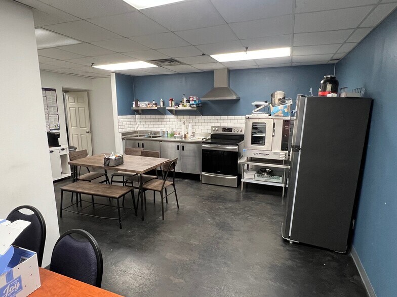 More Photos Of 3221 E Randol Mill Rd, Arlington Manufacturing For Lease