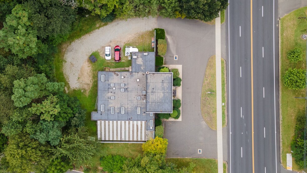 More Photos Of 215 Danbury Rd, Wilton Veterinarian Kennel For Sale