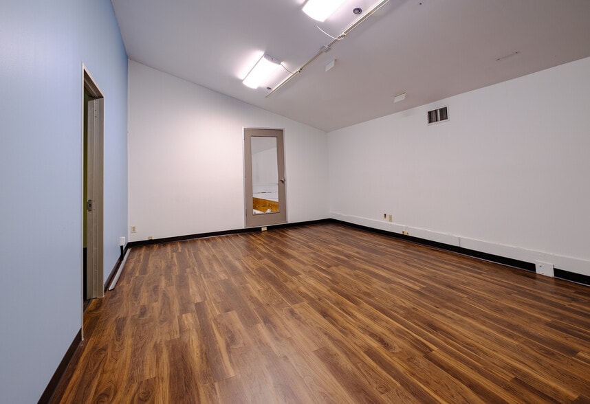 More Photos Of 2400 Empire Central, Dallas Medical For Lease