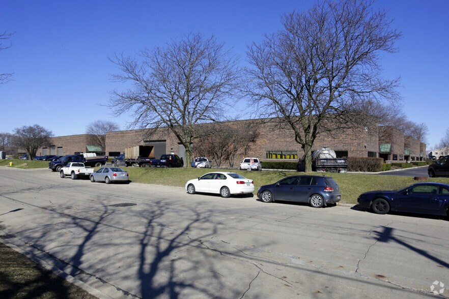 More Photos Of 910 Riverside Dr, Elmhurst Warehouse For Lease