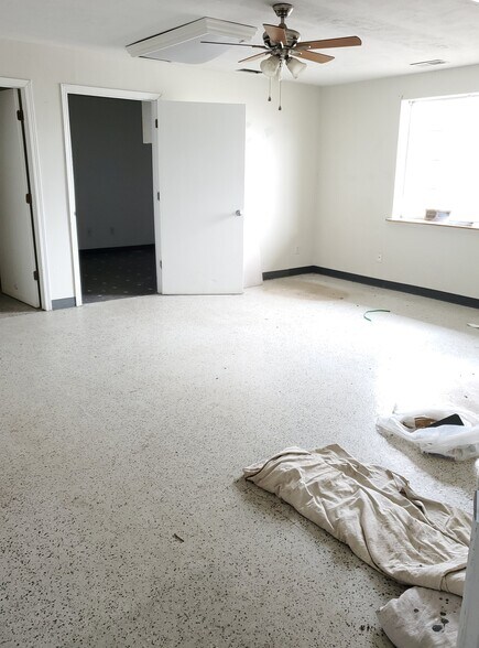 More Photos Of 2046 Keystone Dr, Springfield Industrial For Sale