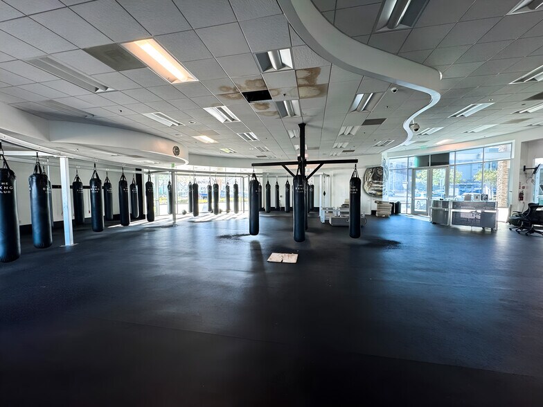 More Photos Of 8623 Spectrum Center Blvd, San Diego Freestanding For Sale