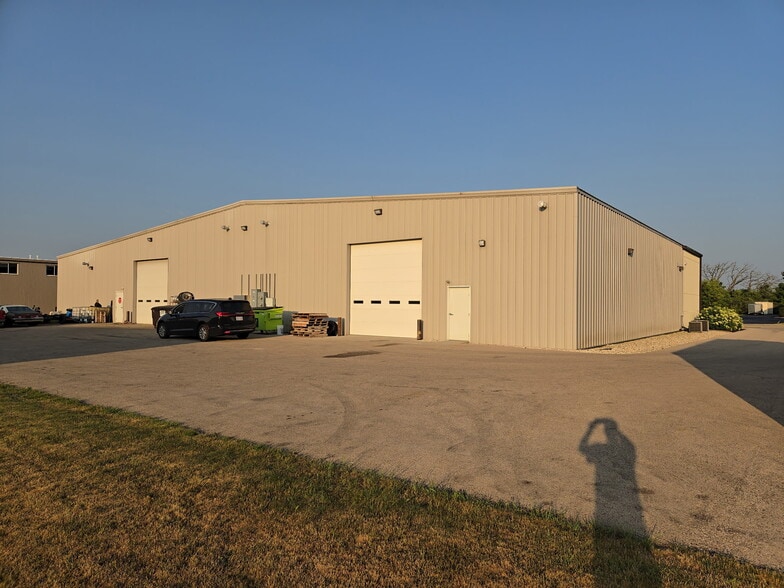 More Photos Of 1525 Country Club Pky, Elkhorn Showroom For Sale