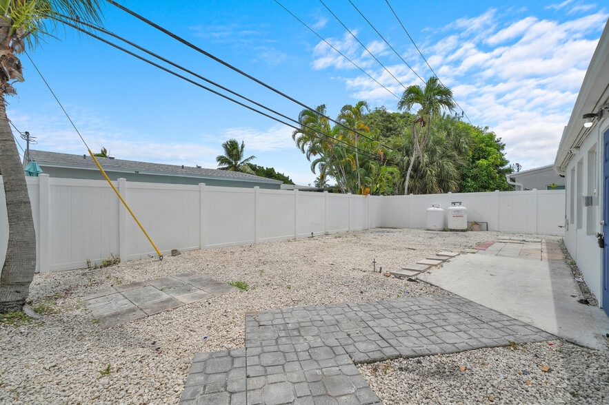 More Photos Of 311 E Commercial Blvd, Oakland Park Freestanding For Sale