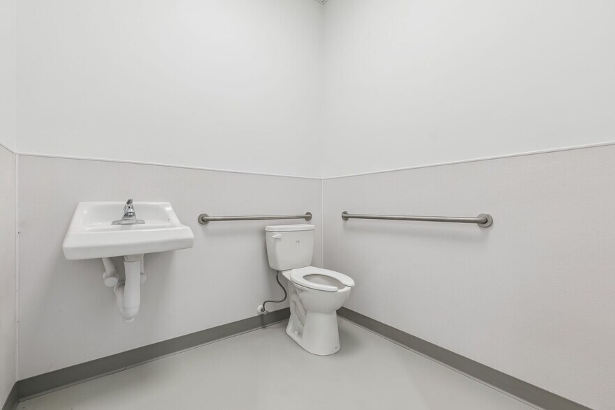 More Photos Of 7124 Sampey rd, Groveland Flex For Lease