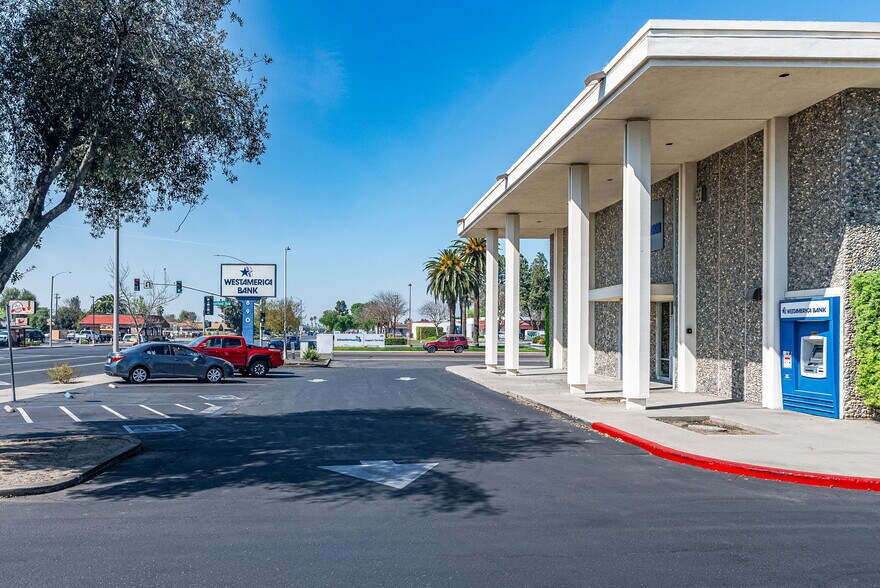 More Photos Of 890 W Lacey Blvd, Hanford Bank For Sale
