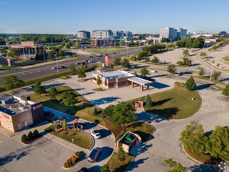 More Photos Of 85 Yorktown Shopping Ctr, Lombard Bank For Lease