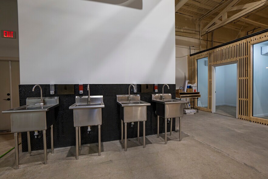 More Photos Of 1701-1721 N Main St, Los Angeles Office For Sale