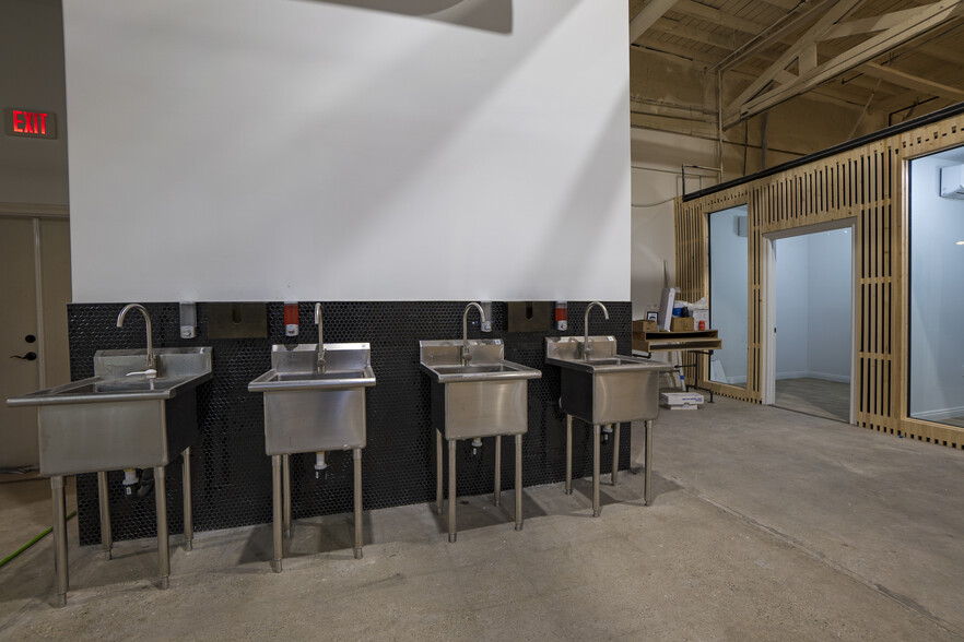 More Photos Of 1701-1721 N Main St, Los Angeles Office For Sale