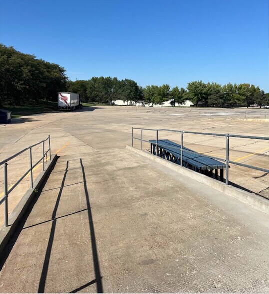 More Photos Of 8930 S 137th Cir, Omaha Warehouse For Lease