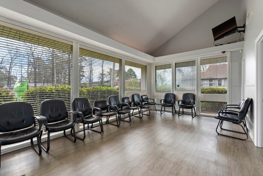 More Photos Of 9100 Geyer Springs Rd, Little Rock Office For Sale