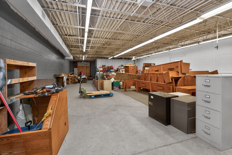 More Photos Of 1017 E 7th St N, Newton Office For Sale