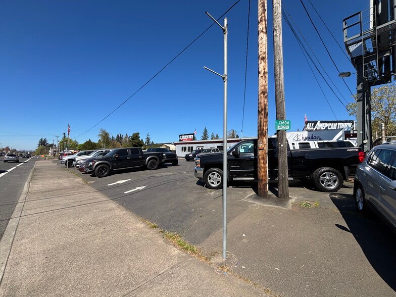 More Photos Of 13602 SE Mcloughlin Blvd, Portland Storefront For Lease