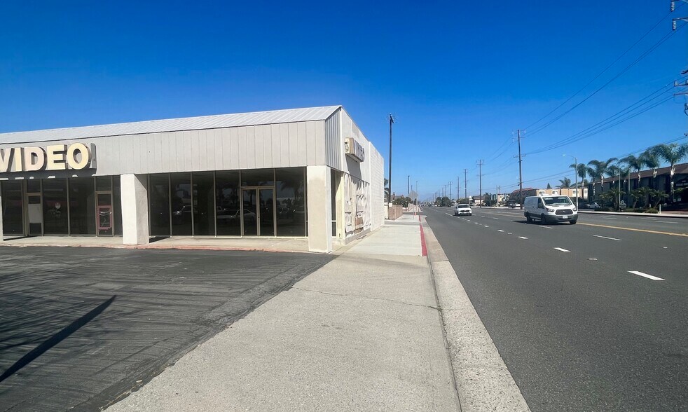 More Photos Of 15966 Springdale St, Huntington Beach Freestanding For Lease