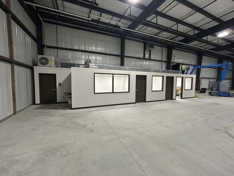 More Photos Of 4640 60th St, Kentwood Distribution For Lease
