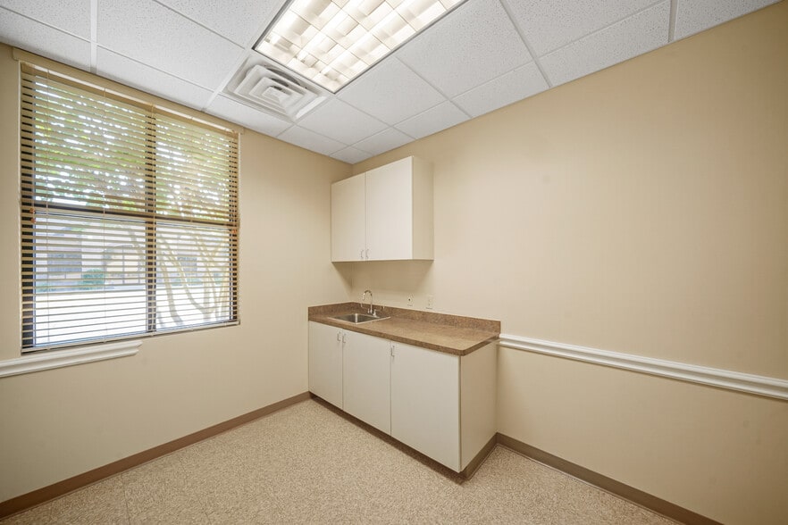 More Photos Of 4626 Riverstone Blvd, Missouri City Medical For Sale
