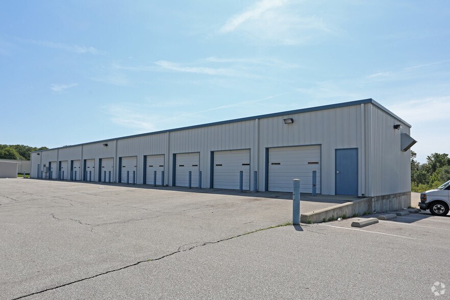 More Photos Of 5036 NW Waukomis Dr, Kansas City Warehouse For Lease