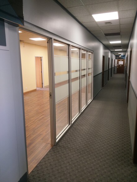 More Photos Of 9525 S 79th Ave, Hickory Hills Office For Lease