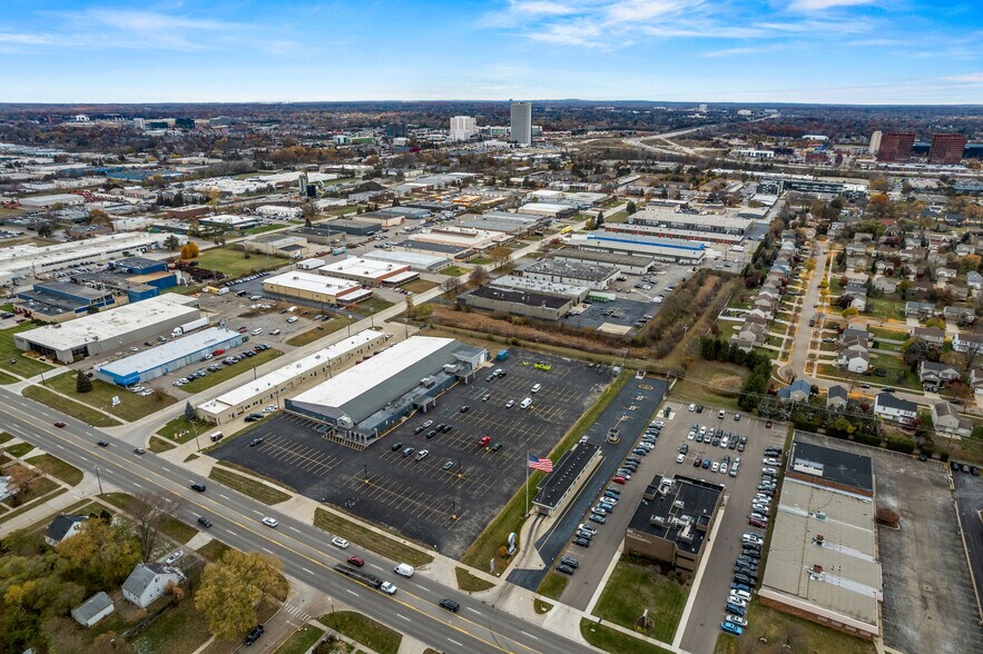 More Photos Of 400 W Maple Rd, Troy Office For Sale