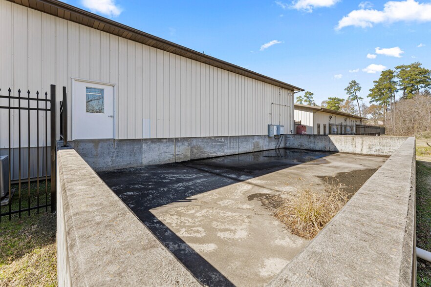 More Photos Of 1271 Rayford Bnd, Spring Light Manufacturing For Sale