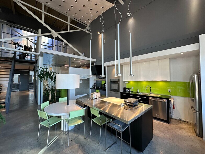 More Photos Of 2600 Rue William Tremblay, Montréal Loft Creative Space For Lease