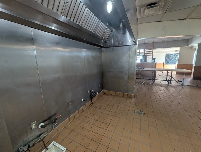 More Photos Of 816 E Front St, Traverse City Fast Food For Lease