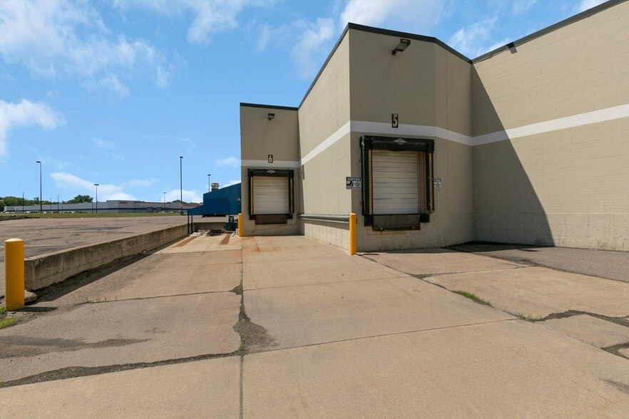 More Photos Of 250 33rd Ave S, Saint Cloud General Retail For Lease