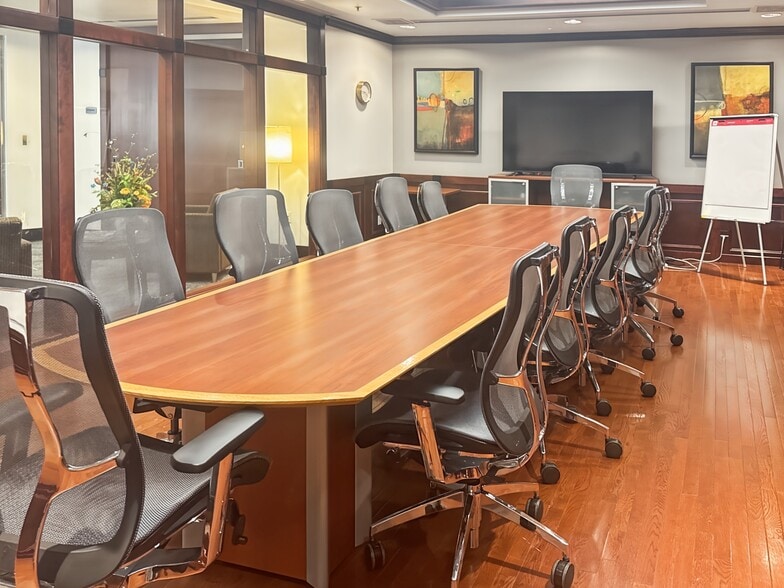 More Photos Of 435-455 Nichols Rd, Kansas City Coworking Space