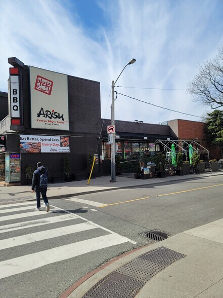 More Photos Of 584 Bloor St W, Toronto Restaurant For Sale