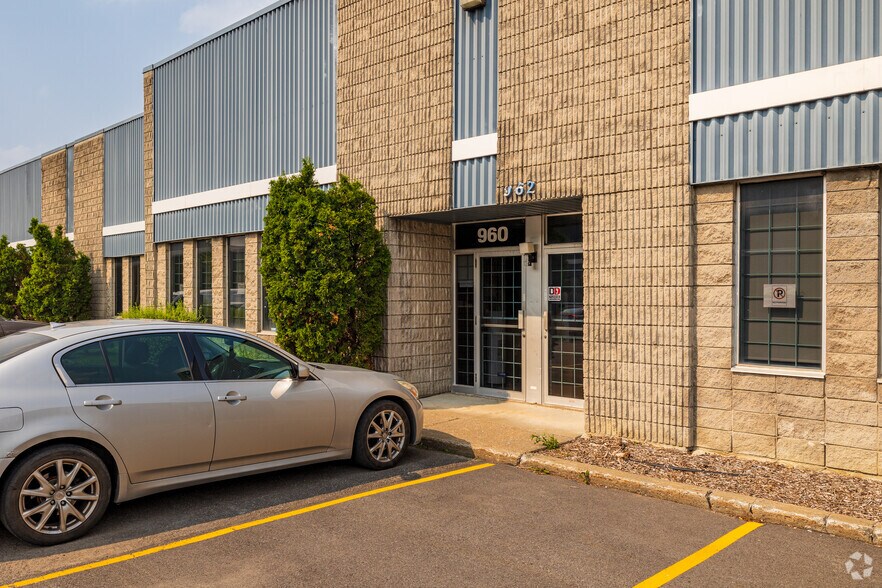 More Photos Of 956-974 Rue Bergar, Laval Warehouse For Lease