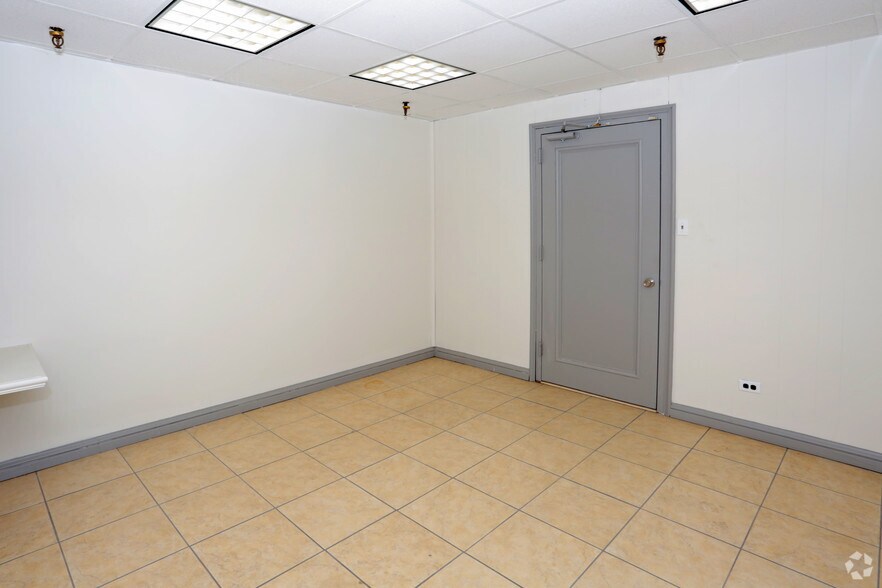 More Photos Of 5700 49th St, Maspeth Warehouse For Lease