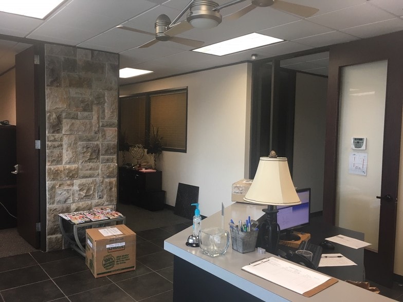 More Photos Of 8727 Fallbrook Dr, Houston Flex For Lease