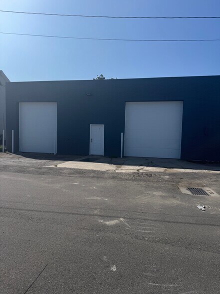 Primary Photo Of 8 Van Tassell Ct, Norwalk Warehouse For Lease