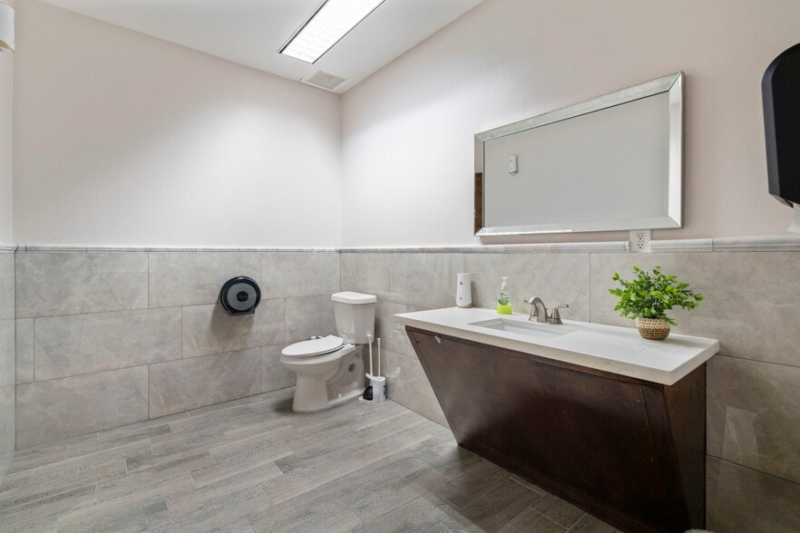 More Photos Of 25010 Oakhurst Dr, Spring Medical For Sale