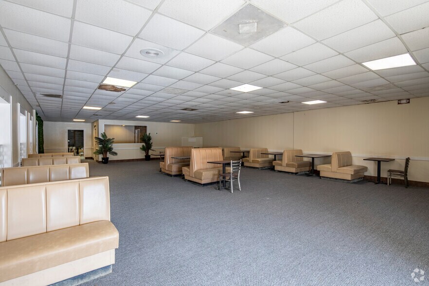 More Photos Of 2337-2375 1st St NE, Center Point Unknown For Lease