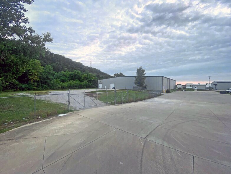 More Photos Of 729 Prairie Dupont Dr, Dupo Warehouse For Lease