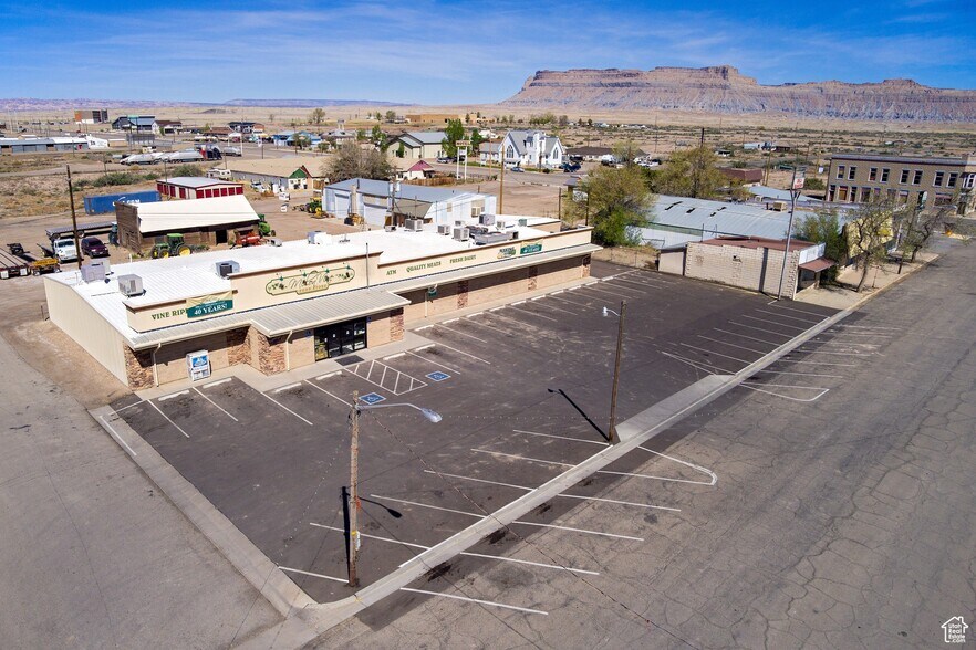 More Photos Of 80 S Broadway St, Green River Supermarket For Sale